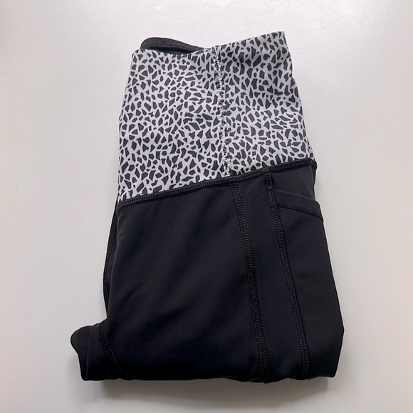 LULULEMON All The Right Places II Black & Miss Mosaic White, Like New, Size 4 - Picture 3 of 6